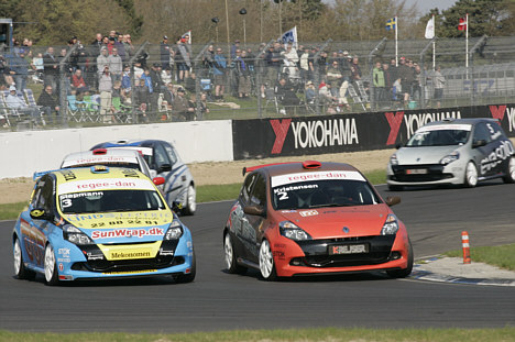 Christensen, Siepmann og Kristensen er de for tiden tre forreste kørere i Tegee-Dan Clio Cup.